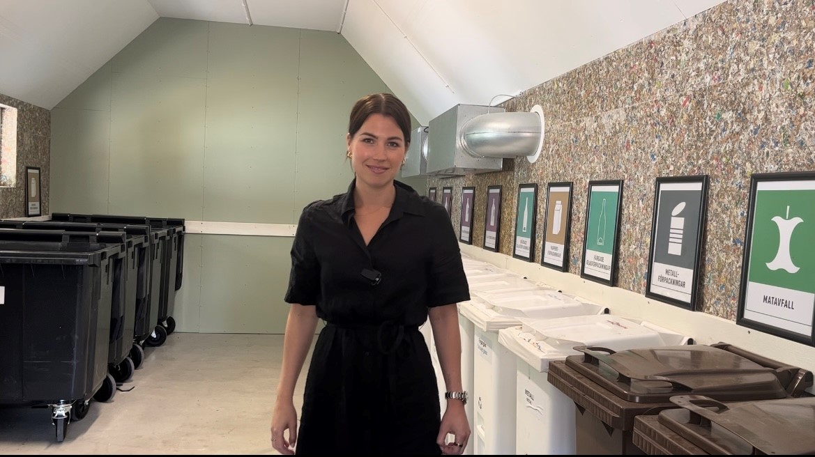 Kvinna i soprum som är tydligt skyltat