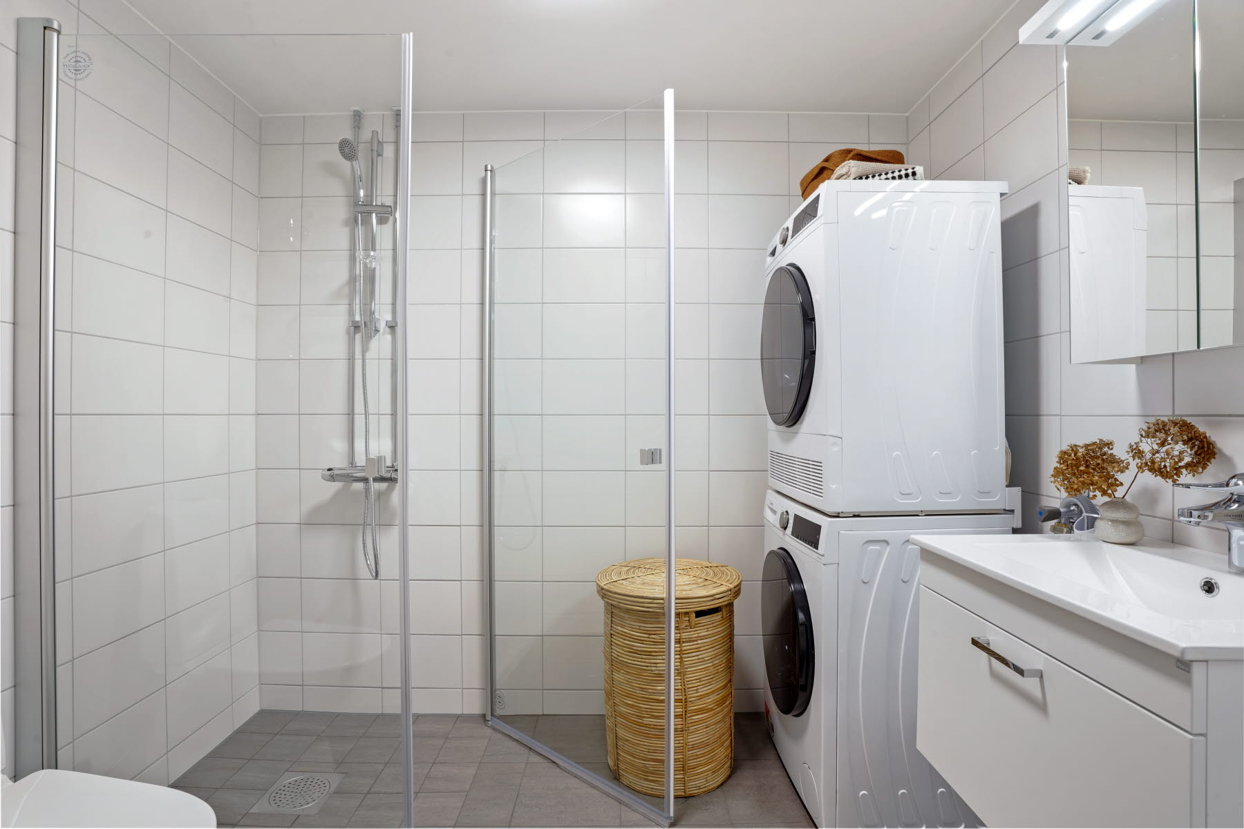 Badrum med dusch, tvättmaskin, torktumlare