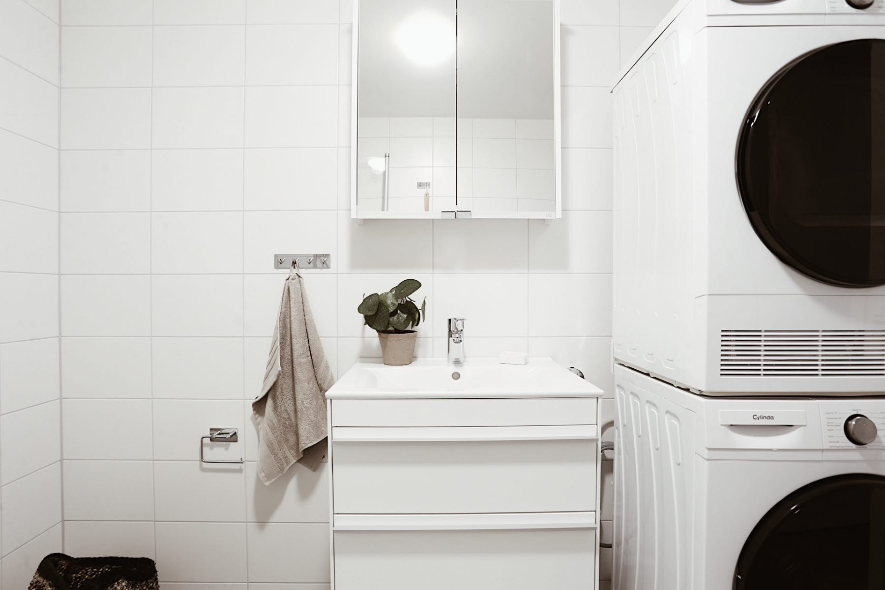 vitt badrum med tvättpelare