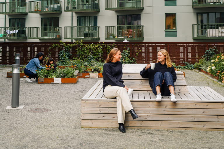Ett vardagsrum men ett matsalsbord, en tvåsitssoffa och ett sofffbord.