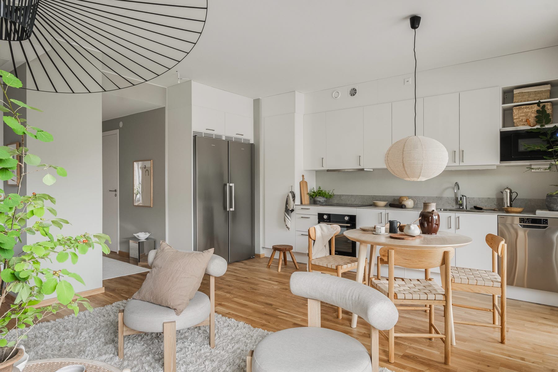 Öppen planlösning mellan vardagsrum och kök. Inredd lägenhet i Älta Torg kv 1
