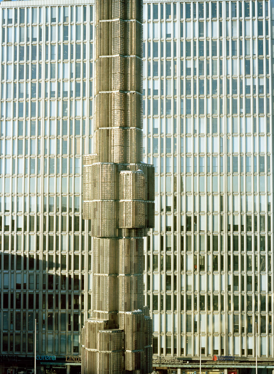 Detaljbild vid Sergels torg med kontorsfastighet bakom