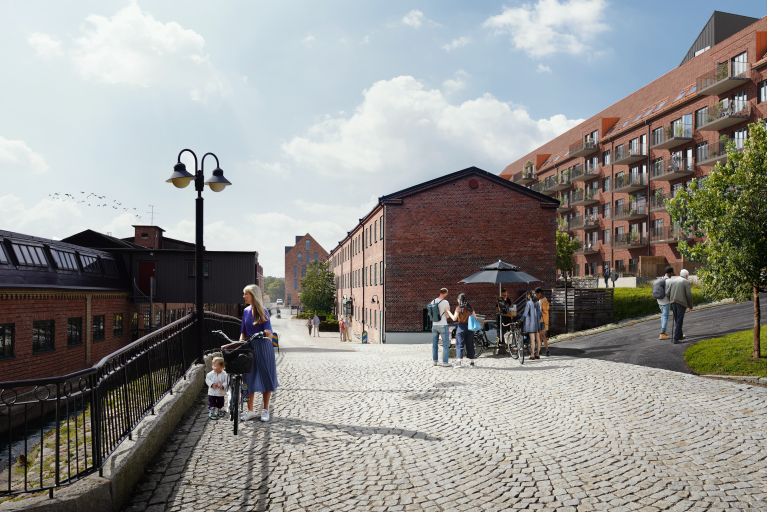 Visionsbild av Bruksgatan i marknivå. I förgrunden syns en kvinna som leder en cykel tillsammans med ett barn. Det är marksten på gatan och tegelhus i bakgrunden.