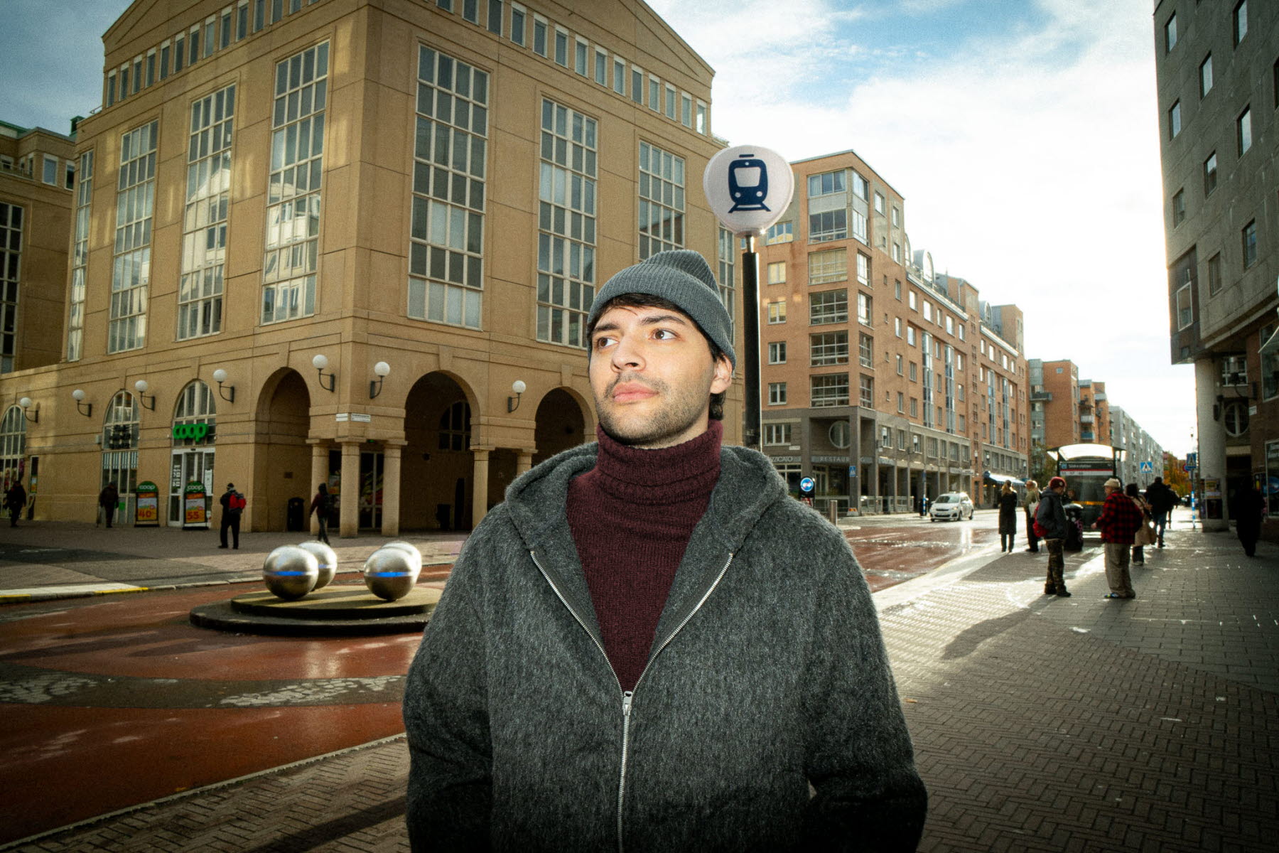 kille stå utanför Södra station