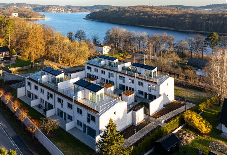 Översiktsbild över Pixbo Sjöterrass omgiven av mindre gator, grönområden och Rådasjön