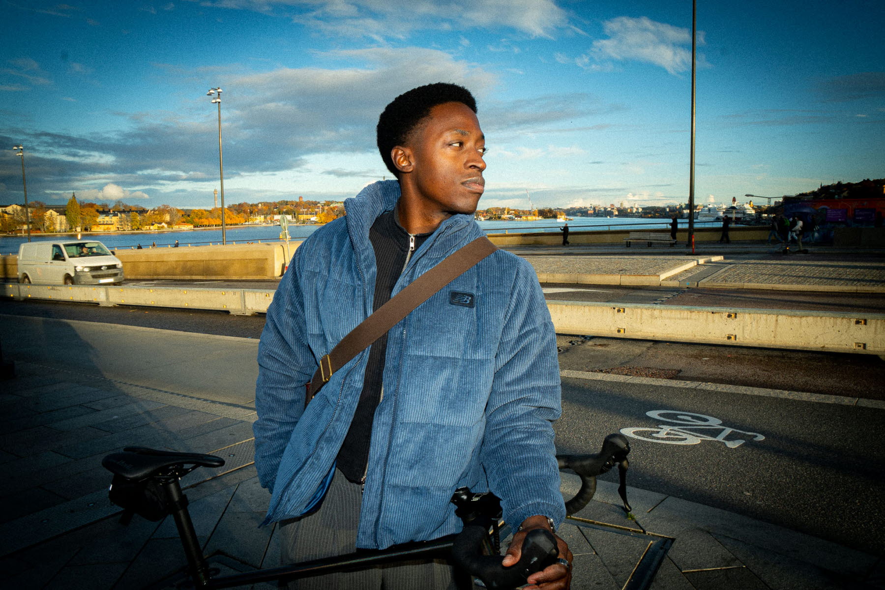 kille står bredvid sin cykel vid Slussen