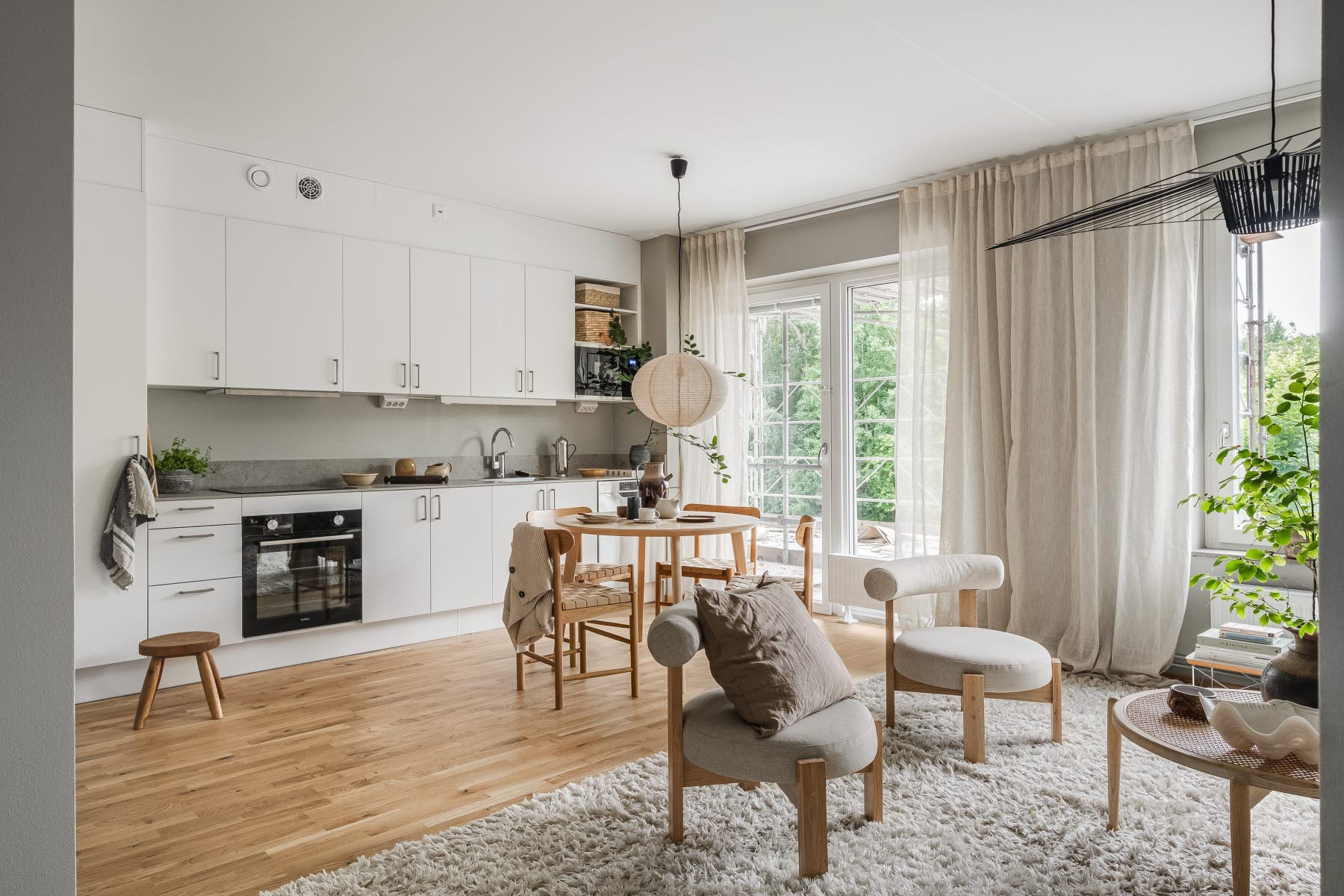Öppen planlösning mellan vardagsrum och kök. Inredd lägenhet i Älta Torg kv 1
