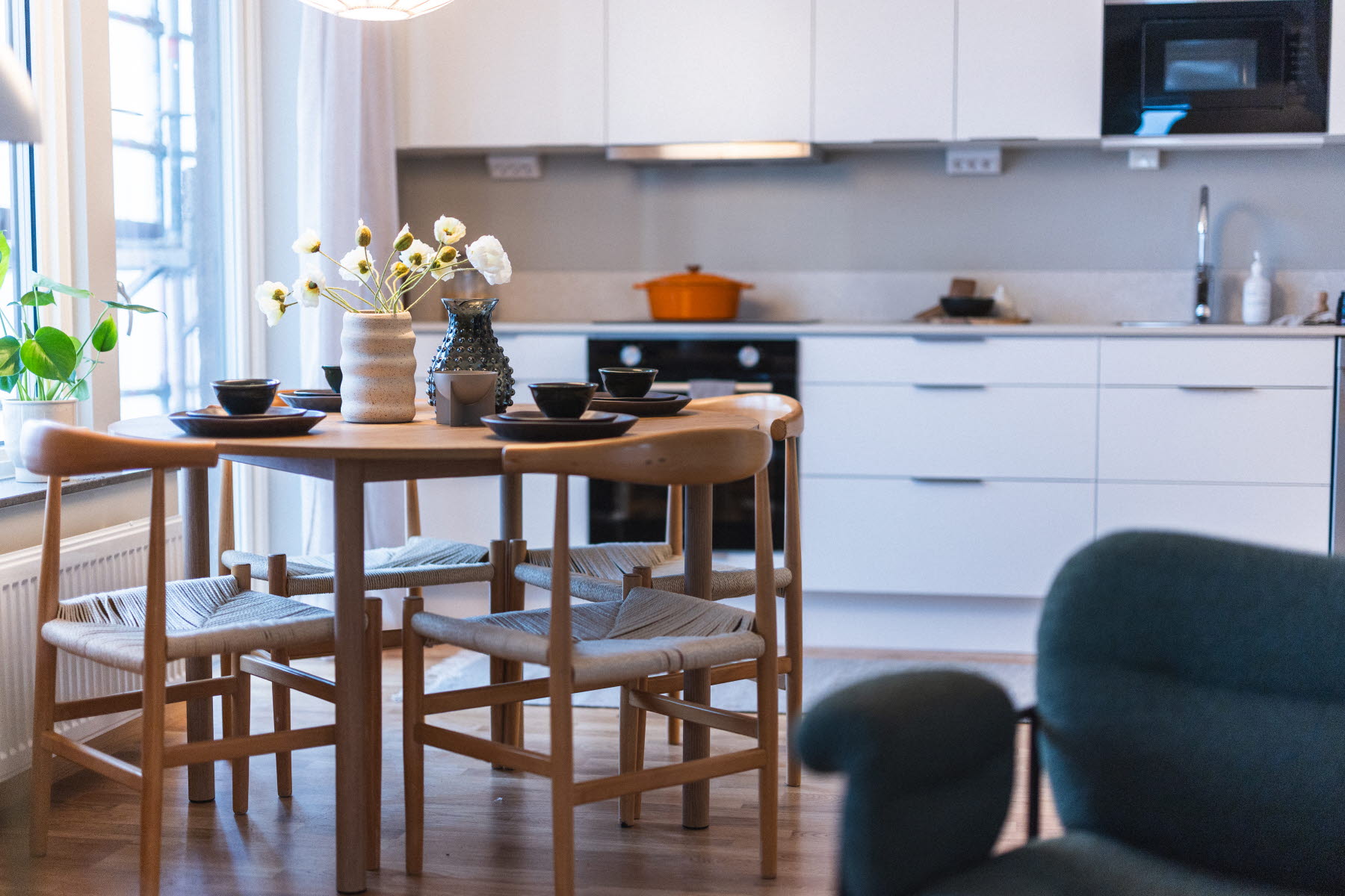 Visningslägenhet, Från fåtölj mot kök