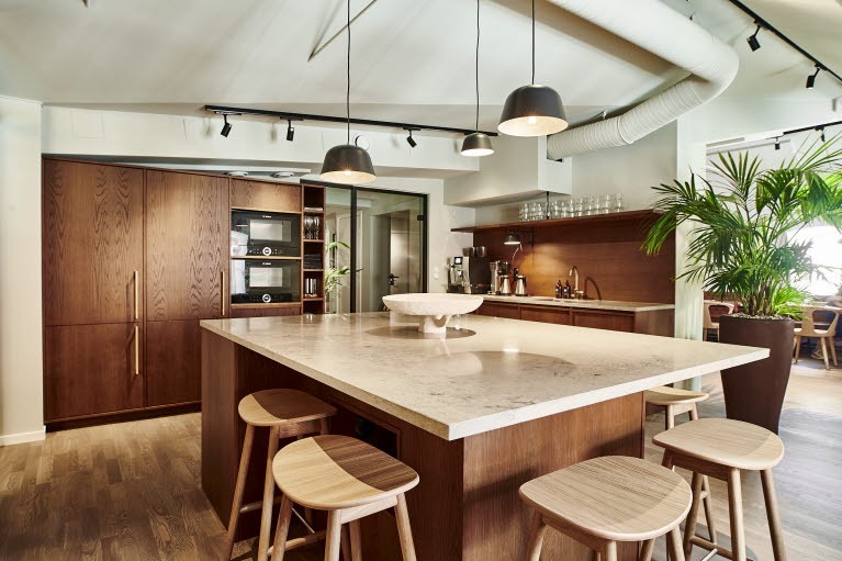 Modernt kontor med mycket träinslag och unika detaljer.