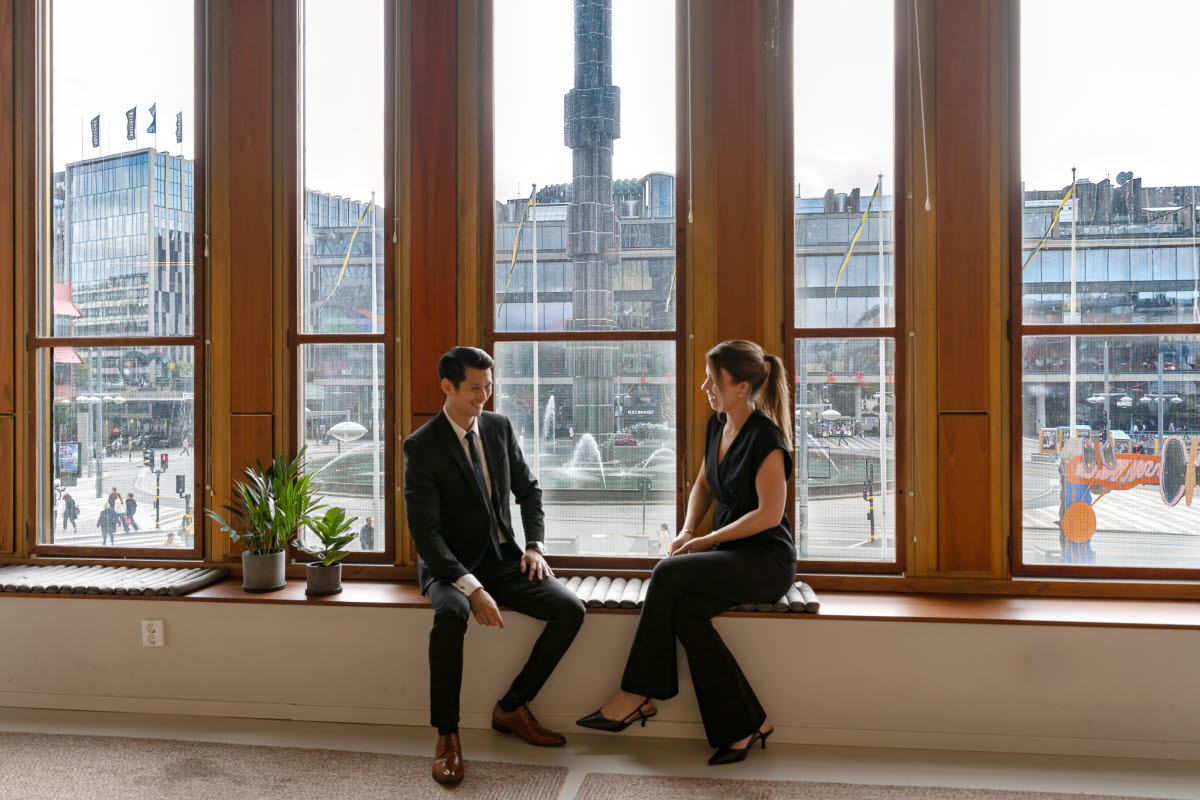 Detaljbild vid Sergels torg med kontorsfastighet bakom