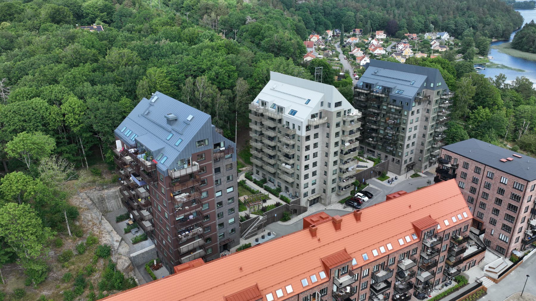 drönarfoto tre höghus med närhet till skogen