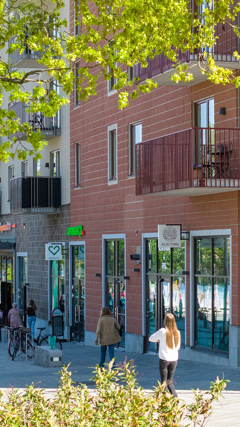 Visionsbild på Älta Torg som visar flerfamiljshus med 5 våningar och folkvimmel på gatan.