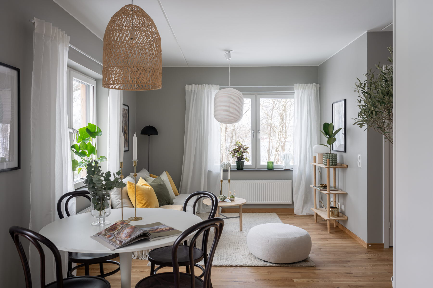Matplats med vardagsrummet bakom.