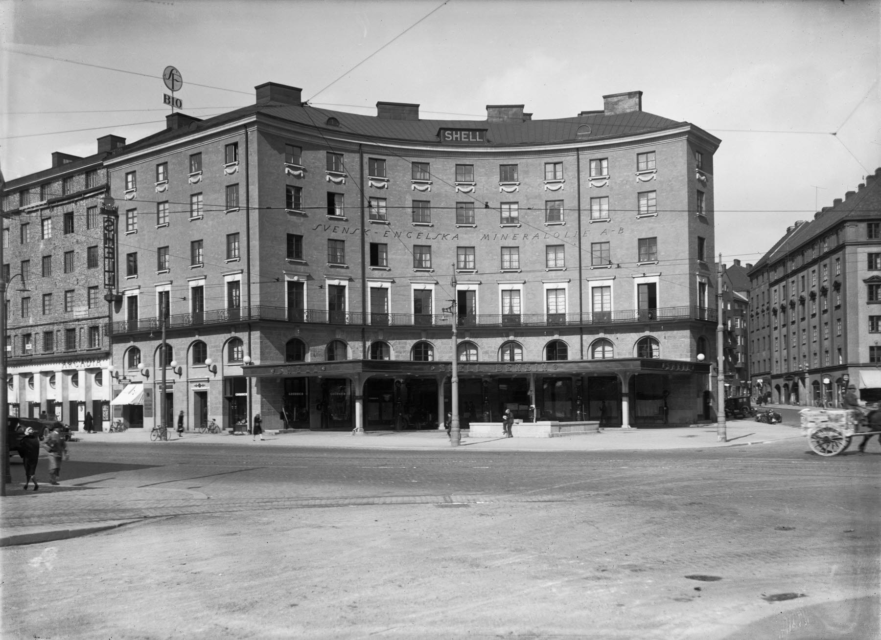Bild föreställer Birger Jarlsgatan 64 år 1927 med bensionstation på bottenplan.