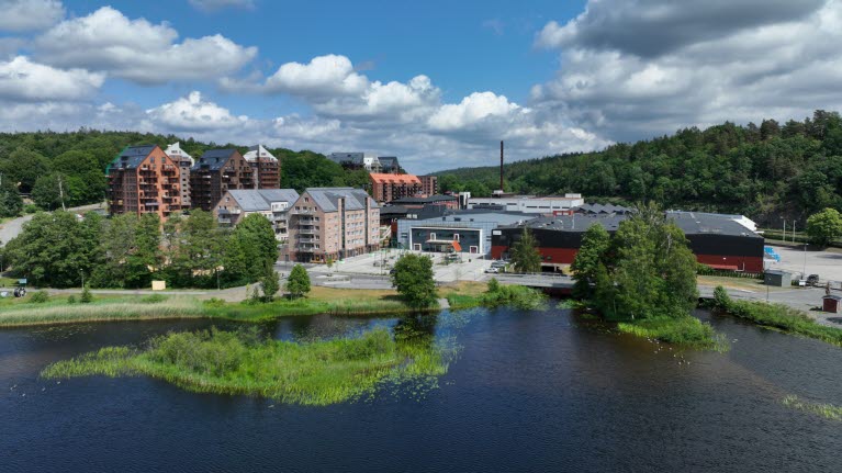 Området Mölnlycke Fabriker. Bostadshus, massetjärn och wallenstam arena .