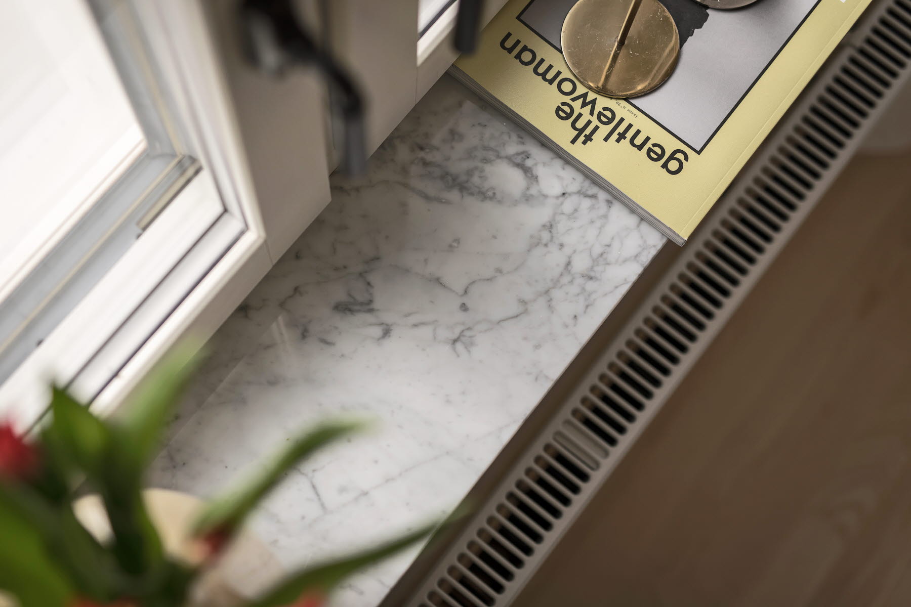 Inredd visningslägenhet, detaljbild på fönsterbräda.