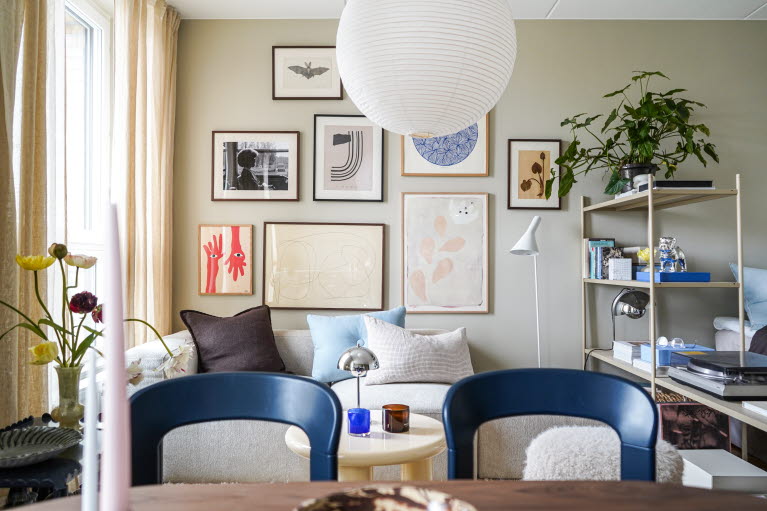 Överblick över lägenhetens kök och vardagsrum